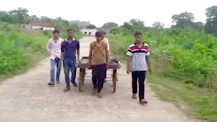 ವಾಹನವಿಲ್ಲದೆ ತಂದೆಯ ಪಾರ್ಥಿವ ಶರೀರವನ್ನು ತಳ್ಳುಗಾಡಿಯಲ್ಲಿ ತಂದ ಯುವಕ